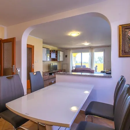 Apartment Nice In W/ 1 Bedrooms Hrvatini