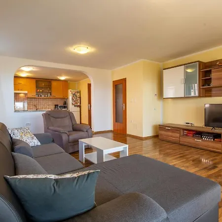 Apartment Nice In W/ 1 Bedrooms Hrvatini