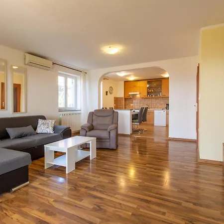 Nice In W/ 1 Bedrooms