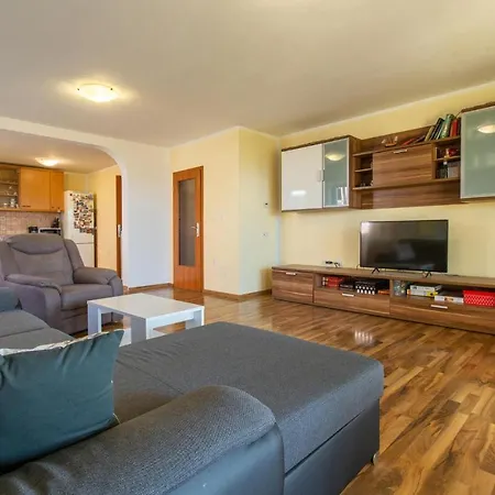 Nice In W/ 1 Bedrooms Hrvatini